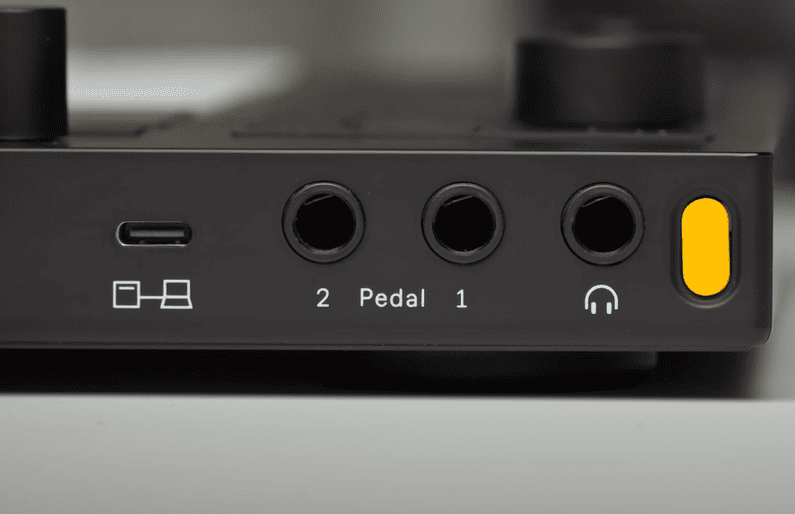 push 3 on button, pedal and headphone inputs